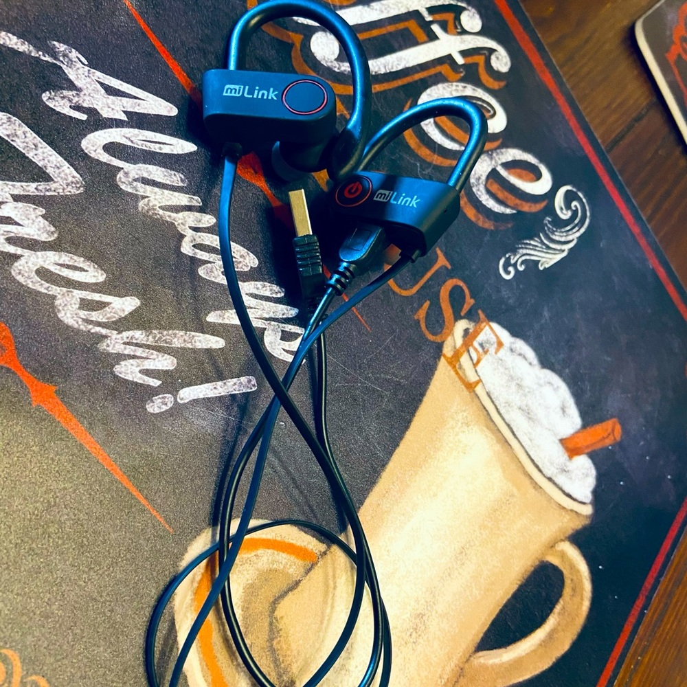 Earpiece for cellphones (Link Brand) with charger cord